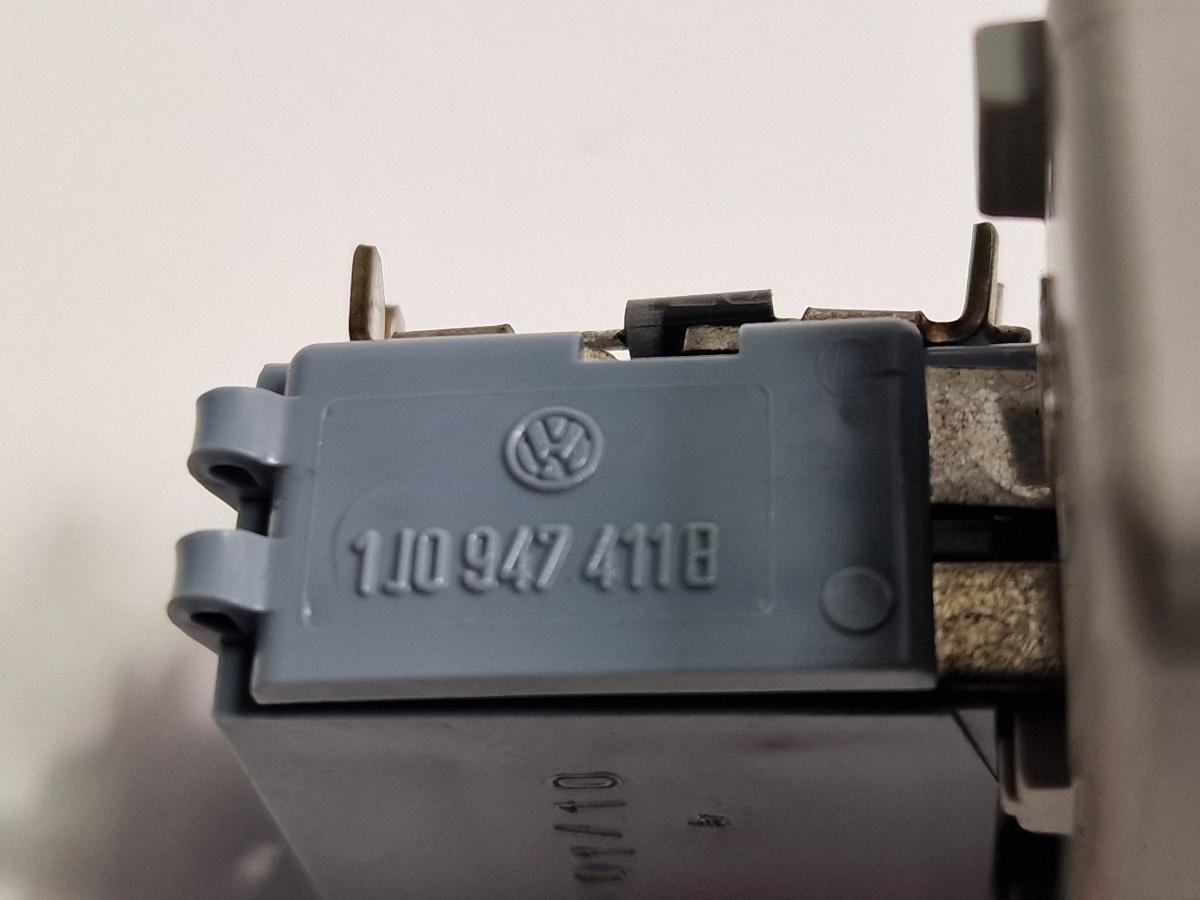 Lampa interioara usa fata SKODA OCTAVIA 1Z3 2004 - 2013 2.0 TDI 16V BKD, CFHC, CLCB 1J0947411B