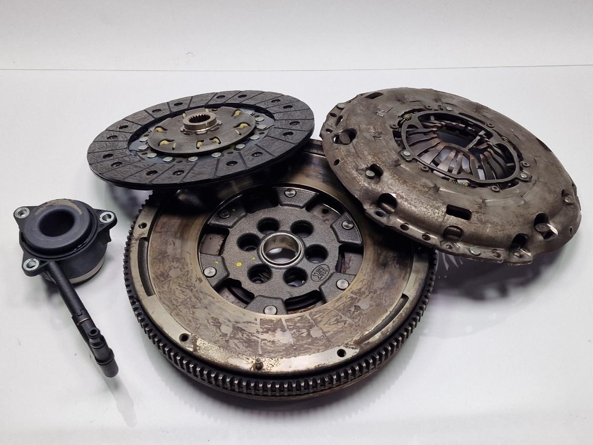 Kit ambreiaj cu volanta masa dubla 6 trepte SKODA OCTAVIA 1Z3 2004 - 2013 2.0 TDI 16V BKD, CFHC, CLCB LUK 03G105266AF