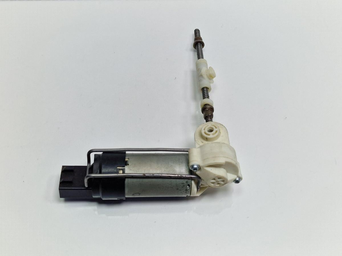 Motoras reglaj scaun dreapta fata AUDI Q7 4LB 2006 - 2016 3.0 TDI quattro BUG 98675102