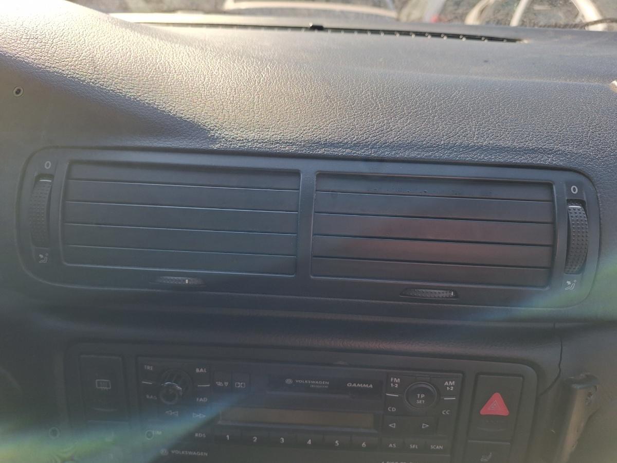 Grilă de ventilație bord centrală VOLKSWAGEN PASSAT Variant 3B6 2000 1.9 TDI AVF 96KW|130HP 2000