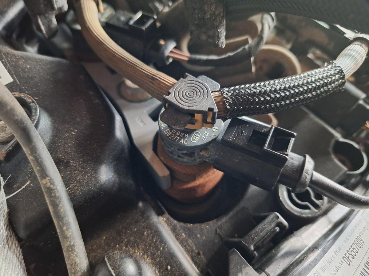 Injector combustibil VOLKSWAGEN CADDY IV Box SAA, SAH 2015 - 2020 2.0 TDI CUUF, DFSC, DFSF 04L130277AC