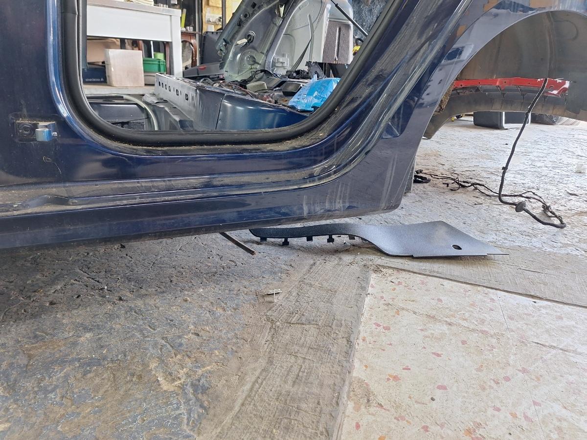 Prag stanga cu defect VOLKSWAGEN JETTA IV 162, 163, AV3, AV2 2009 - 2017