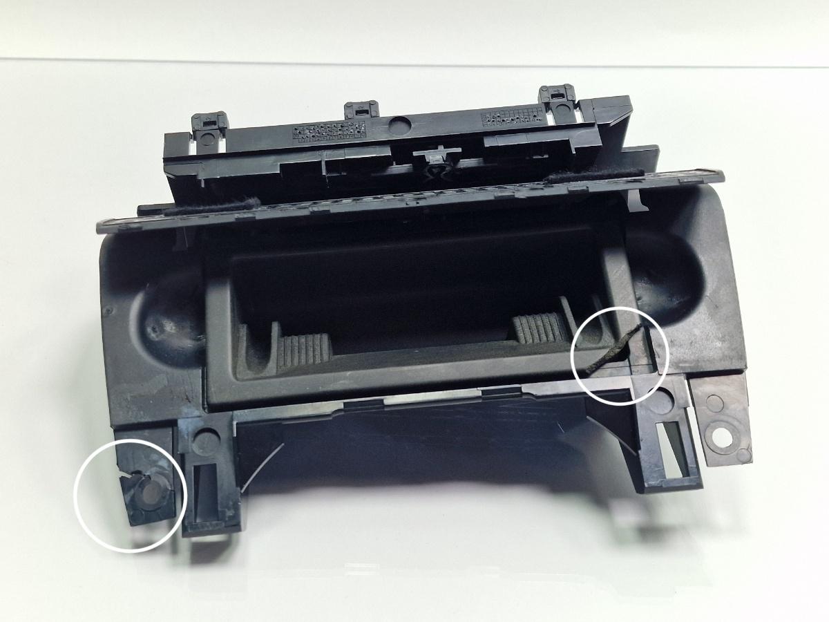 Scrumiera fata AUDI A4 III Avant 8ED, B7 2004 - 2008 2.5 TDI BDG 8E0857951H