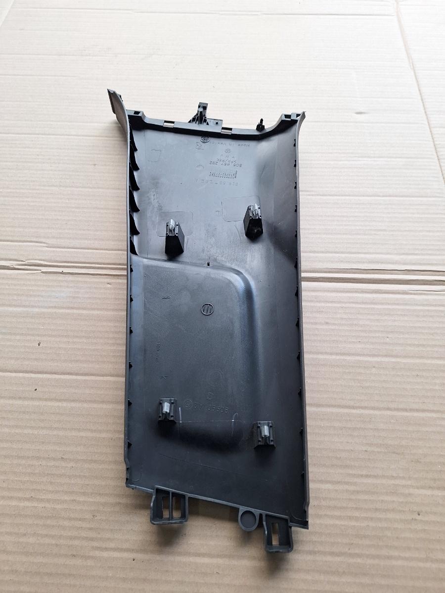 Ornament stalp (B) (inferior) dreapta VOLKSWAGEN JETTA IV 162, 163, AV3, AV2 2009 -> 1.2 TSI CBZB 5C6867292A