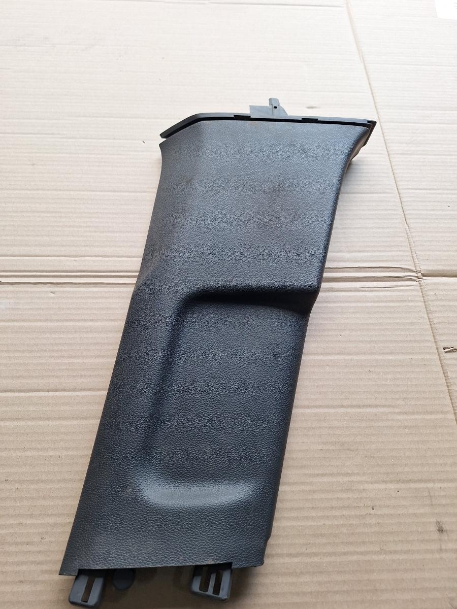 Ornament stalp (B) (inferior) dreapta VOLKSWAGEN JETTA IV 162, 163, AV3, AV2 2009 -> 1.2 TSI CBZB 5C6867292A
