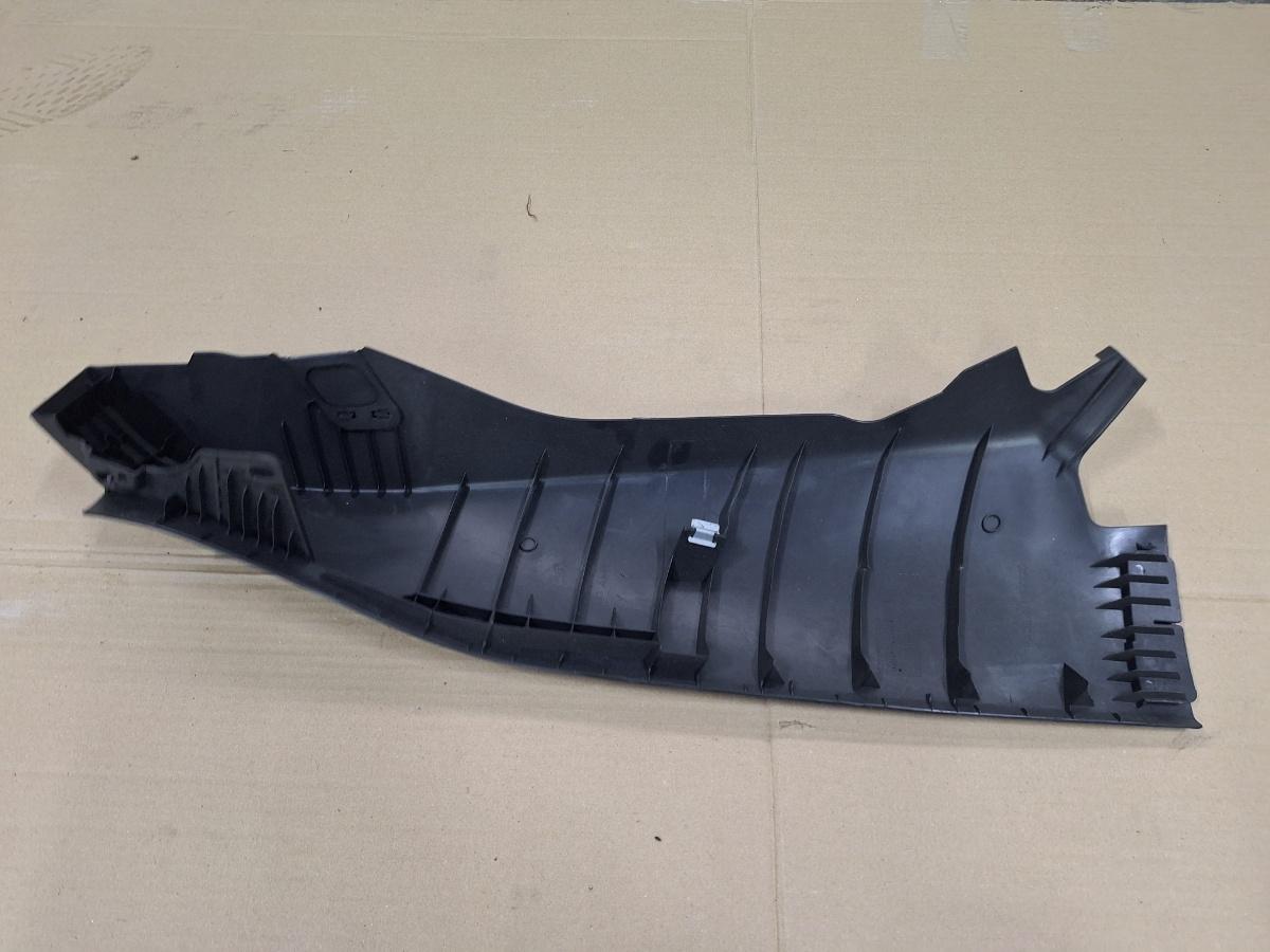 Ornament inferior lateral bancheta spate stanga VOLKSWAGEN JETTA IV 162, 163, AV3, AV2 2009 -> 1.2 TSI CBZB 5C6867765