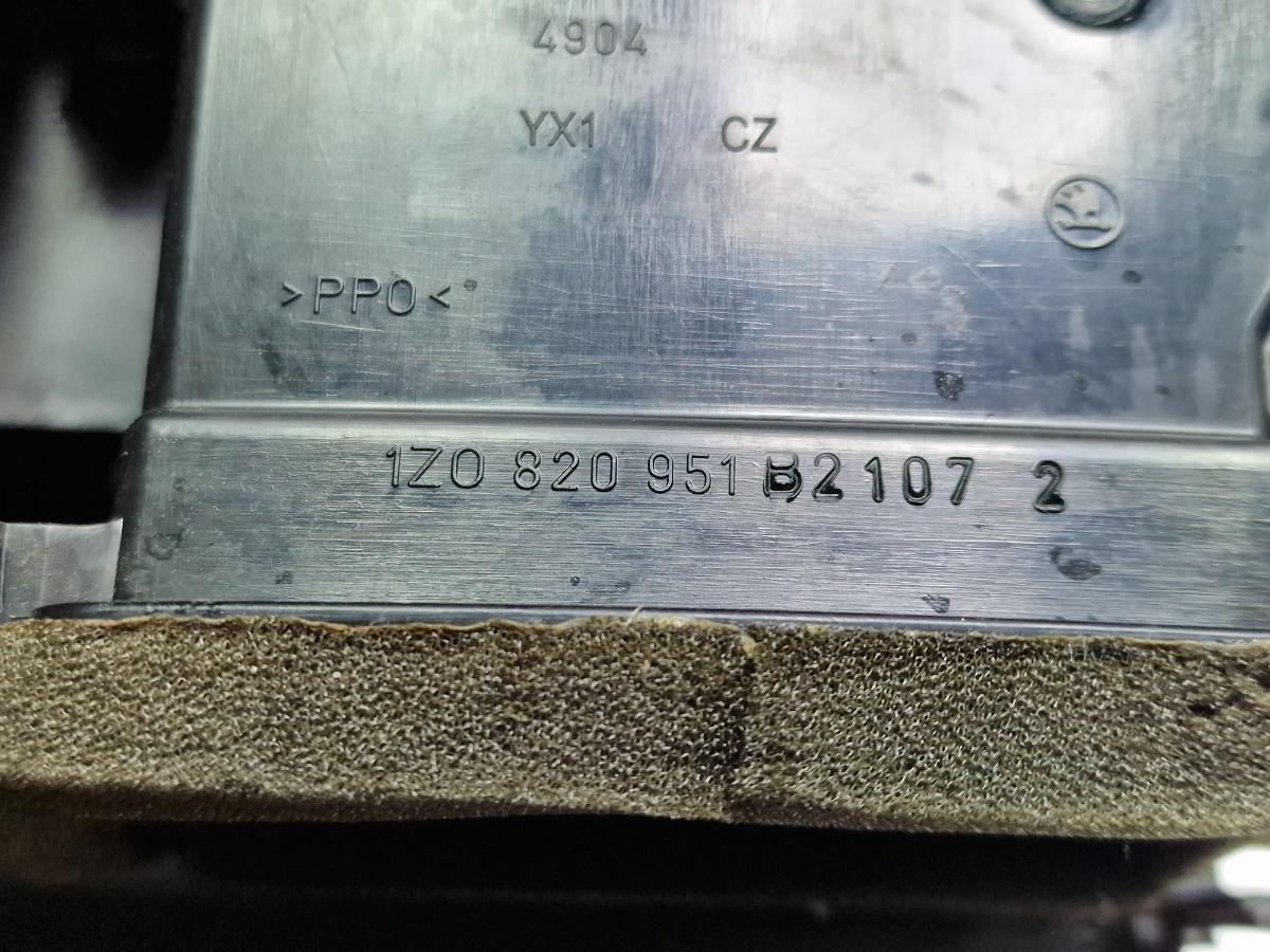 Grila ventilatie bord centrala SKODA OCTAVIA II Combi 1Z5 2004 - 2013 2.0 TDI 16V BKD, CFHC, CLCB 1Z0820951
