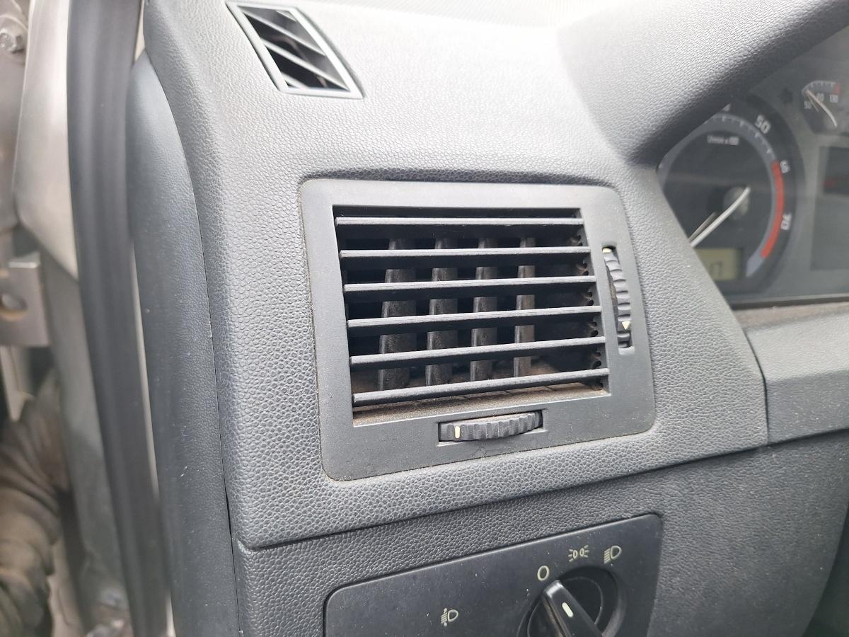 Grila de ventilatie laterala panou de bord stanga SKODA FABIA Combi 6Y5 2000 - 2007 1.2 1.2 1.2 AZQ, BME