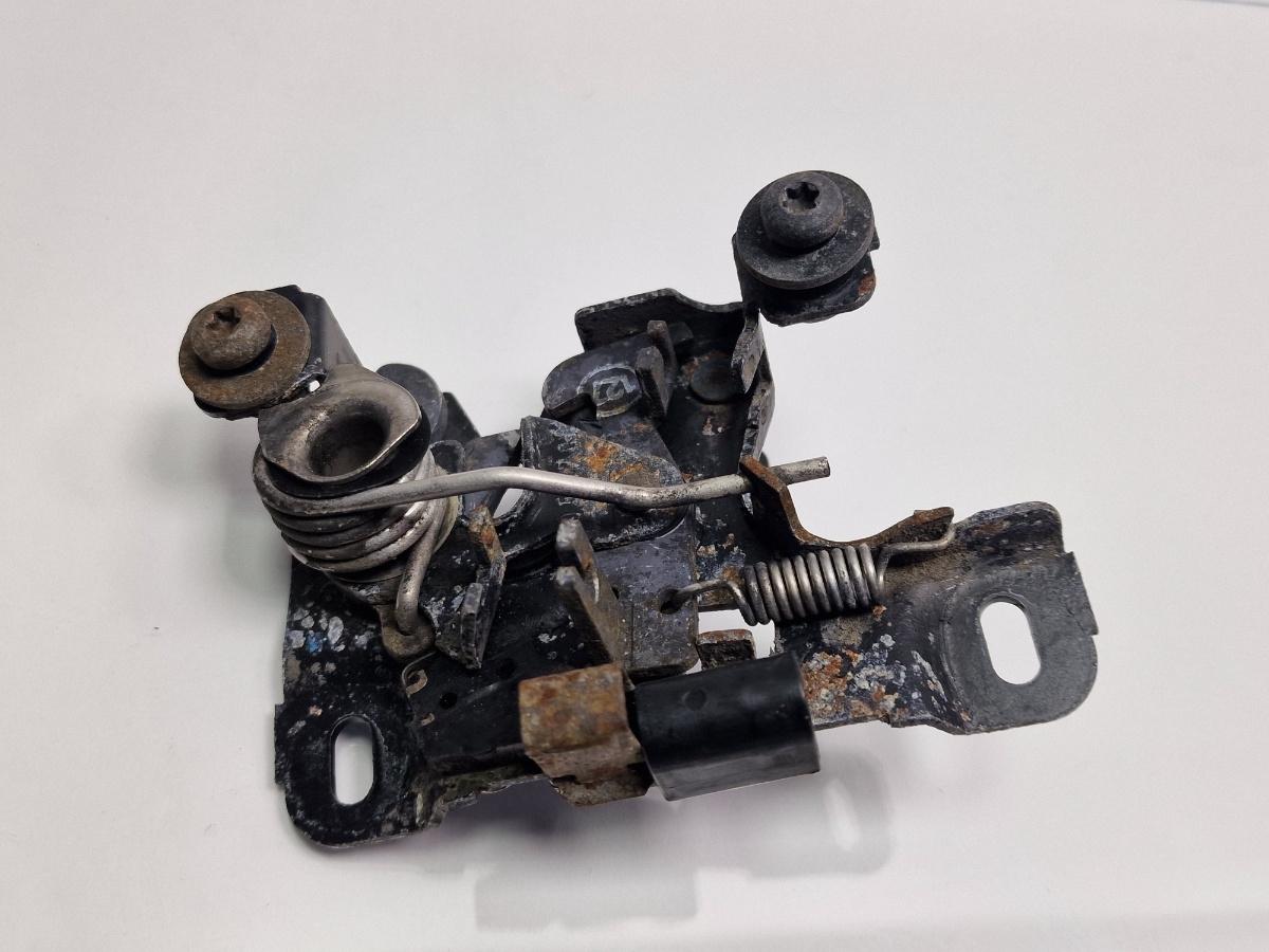 Broasca capota motor AUDI A4 Avant 8D5, B5 1994 - 2001 1.6 1.6 1.6 ALZ 8D0823509G