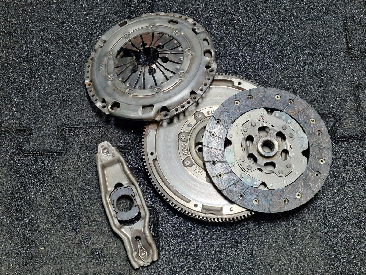 Kit ambreiaj VOLKSWAGEN TOURAN 1T1, 1T2 2003 - 2010 1.9 TDI BKC, BLS, BXE SACHS 3082001409 03G105266AC