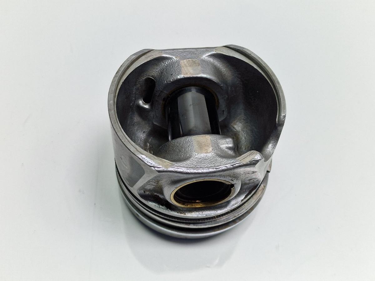 Piston VOLKSWAGEN PASSAT Variant 3G5 2014 -> 2.0 TDI CRLB 04L107065A