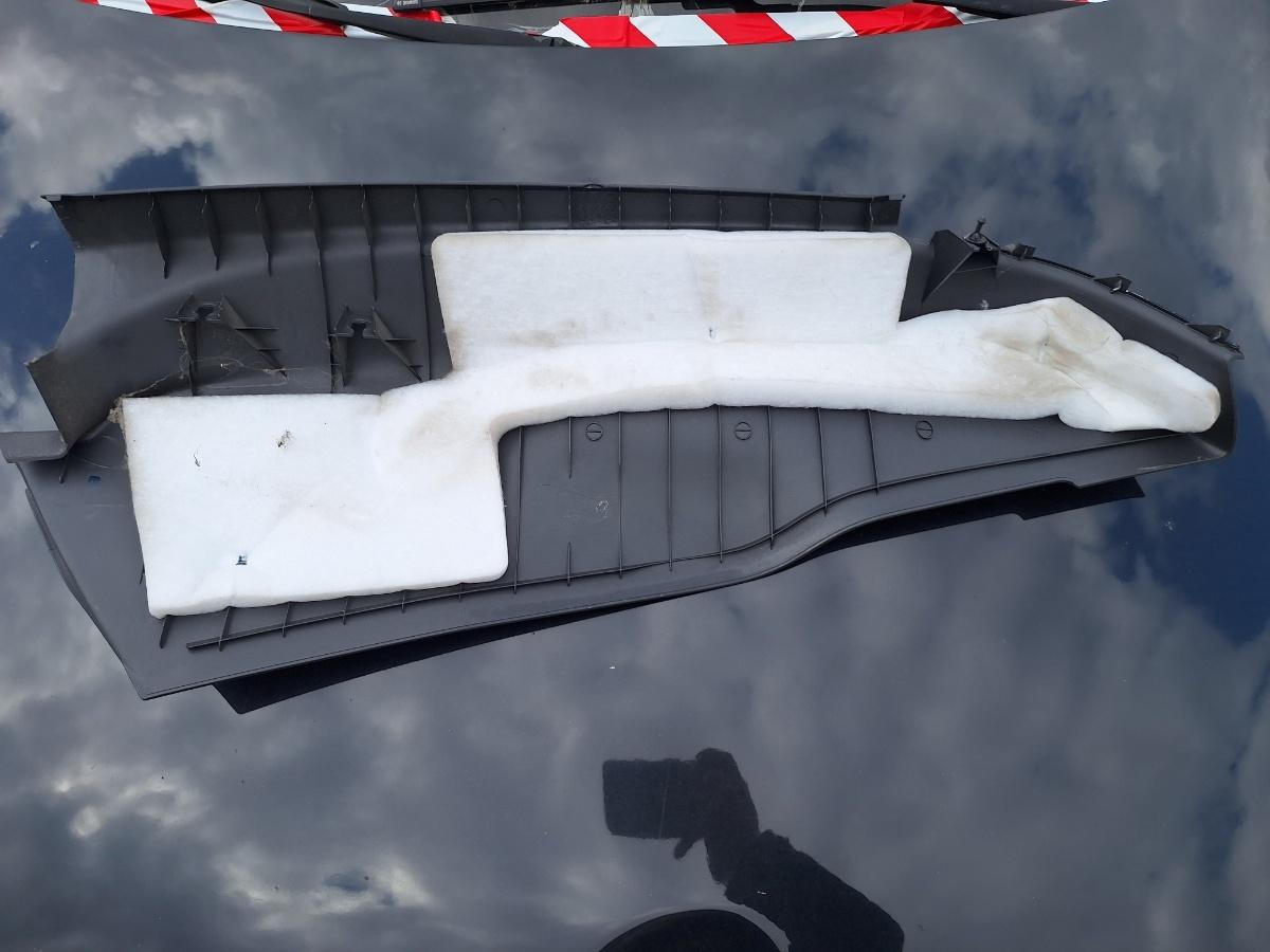 Ornament inferior lateral bancheta spate stanga VOLKSWAGEN TIGUAN 5N_ 2007 -> 2.0 TDI CBAB, CFFB 5N0867765