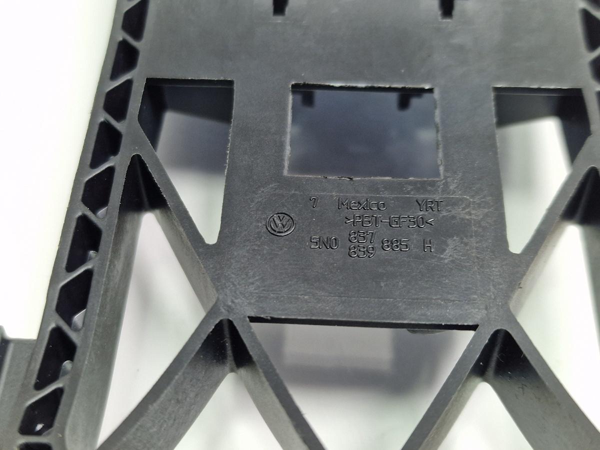Suport maner exteriror usa VOLKSWAGEN JETTA IV 162, 163, AV3, AV2 2009 -> 1.2 TSI CBZB 5N0837885H