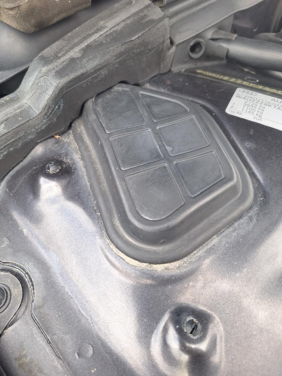 Capac vizitare articulatie dreapta fata AUDI A4 IV Avant 8K5, B8 2007 - 2015 2.0 TDI CAGA, CJCA, CMEA, CMFA