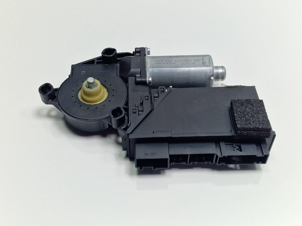 Motoras macara dreapta fata VOLKSWAGEN TOUAREG 7LA, 7L6, 7L7 2002 - 2013 2.5 R5 TDI BAC, BPE BOSCH 0130821765 7L0959702G