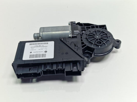 Motoras macara dreapta fata VOLKSWAGEN TOUAREG 7LA, 7L6, 7L7 2002 - 2013 2.5 R5 TDI BAC, BPE BOSCH 0130821765 7L0959702G