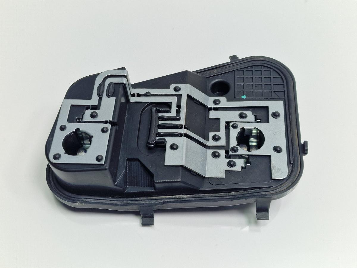 Soclu stop de pe caroserie dreapta VOLKSWAGEN TOUAREG 7LA, 7L6, 7L7 2002 - 2013 2.5 R5 TDI BAC, BPE 7L6945258
