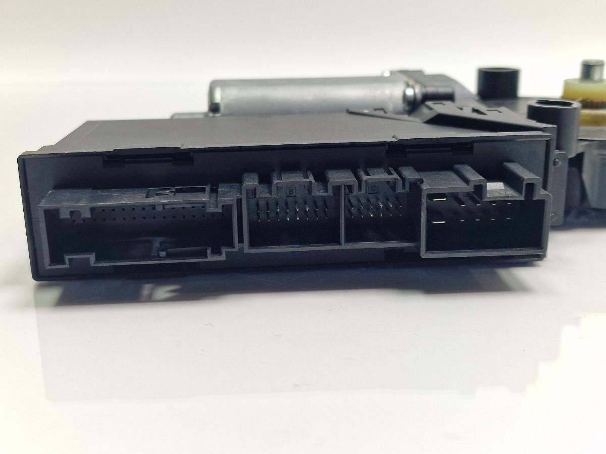 Motoras macara dreapta spate VOLKSWAGEN TOUAREG 7LA, 7L6, 7L7 2002 - 2013 2.5 R5 TDI BAC, BPE BOSCH 0130821764 7L6959704