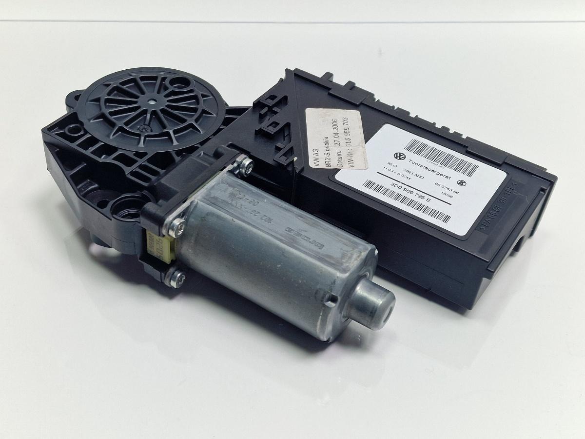 Motoras geam stanga spate VOLKSWAGEN TOUAREG 7LA, 7L6, 7L7 2002 - 2013 2.5 R5 TDI BAC, BPE BOSCH 0130821765 7L6959703