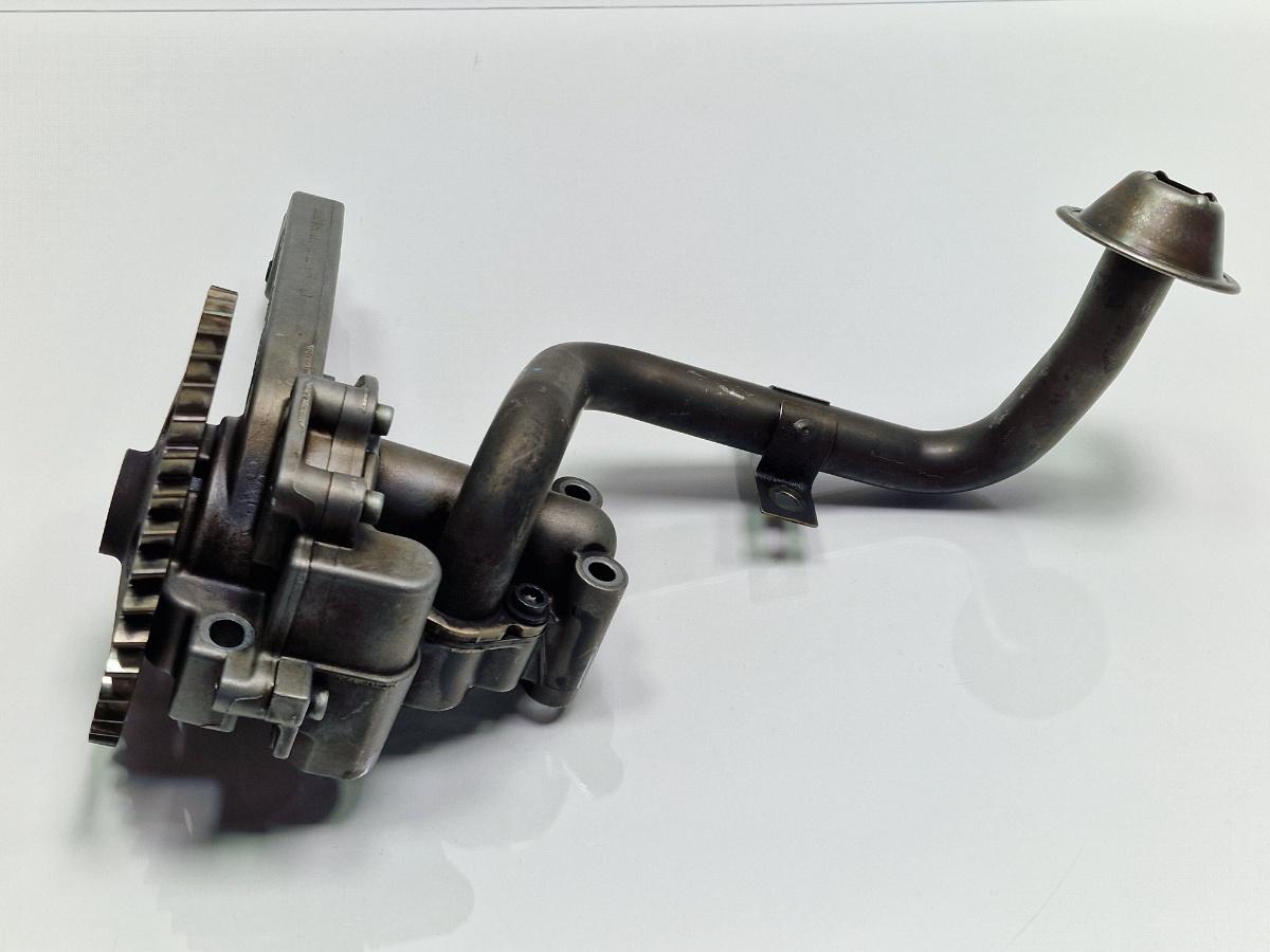 Pompa de ulei VOLKSWAGEN TOUAREG 7LA, 7L6, 7L7 2002 - 2013 2.5 R5 TDI BAC, BPE 070115153