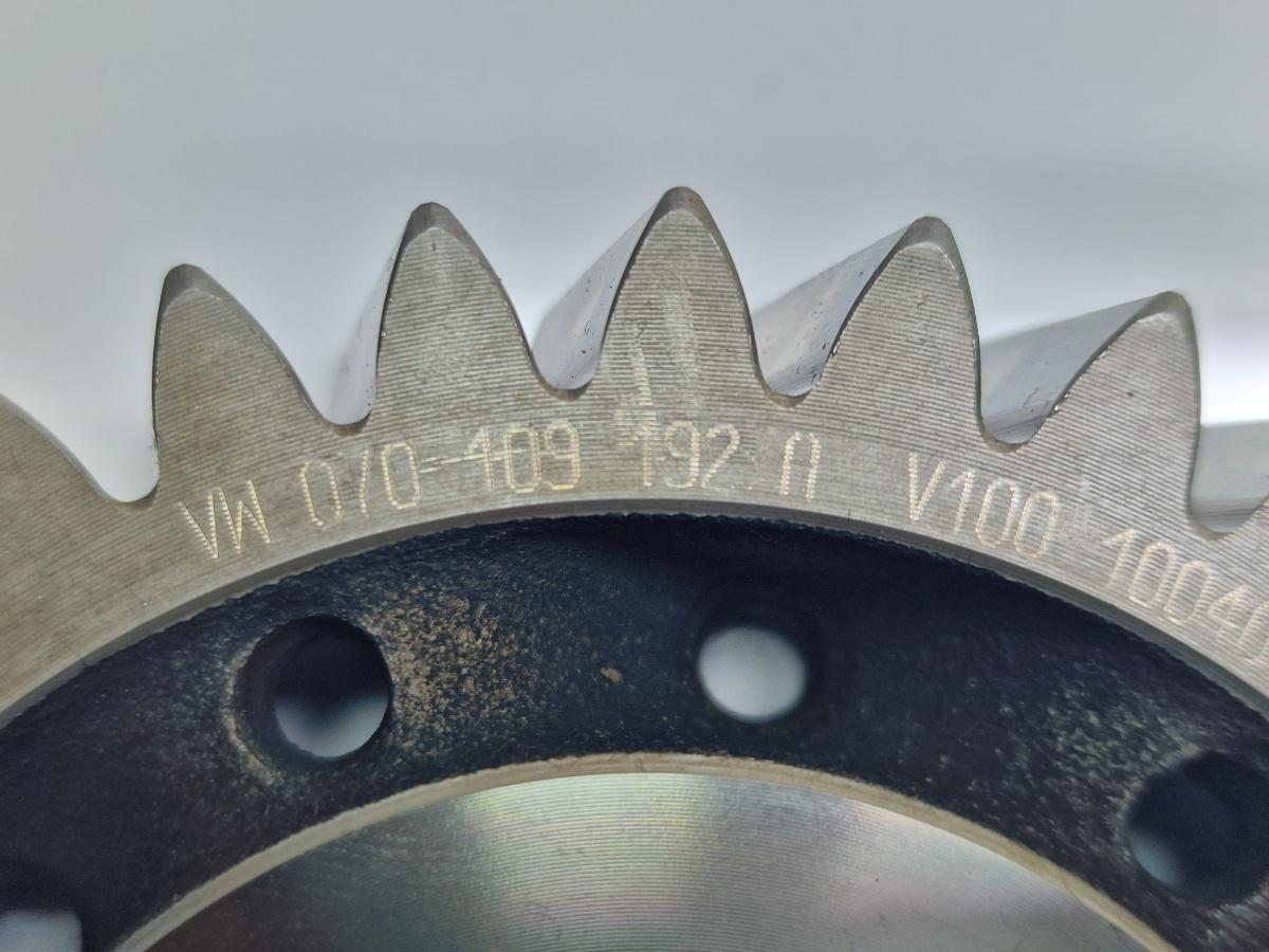 Pinion distributie V100 VOLKSWAGEN TOUAREG 7LA, 7L6, 7L7 2002 - 2013 2.5 R5 TDI BAC, BPE 070109192A