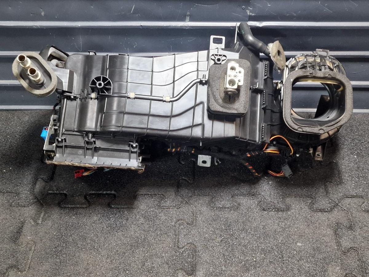 Carcasa aeroterma VOLKSWAGEN TOUAREG 7LA, 7L6, 7L7 2002 - 2013 2.5 R5 TDI BAC, BPE 7L0819087AA