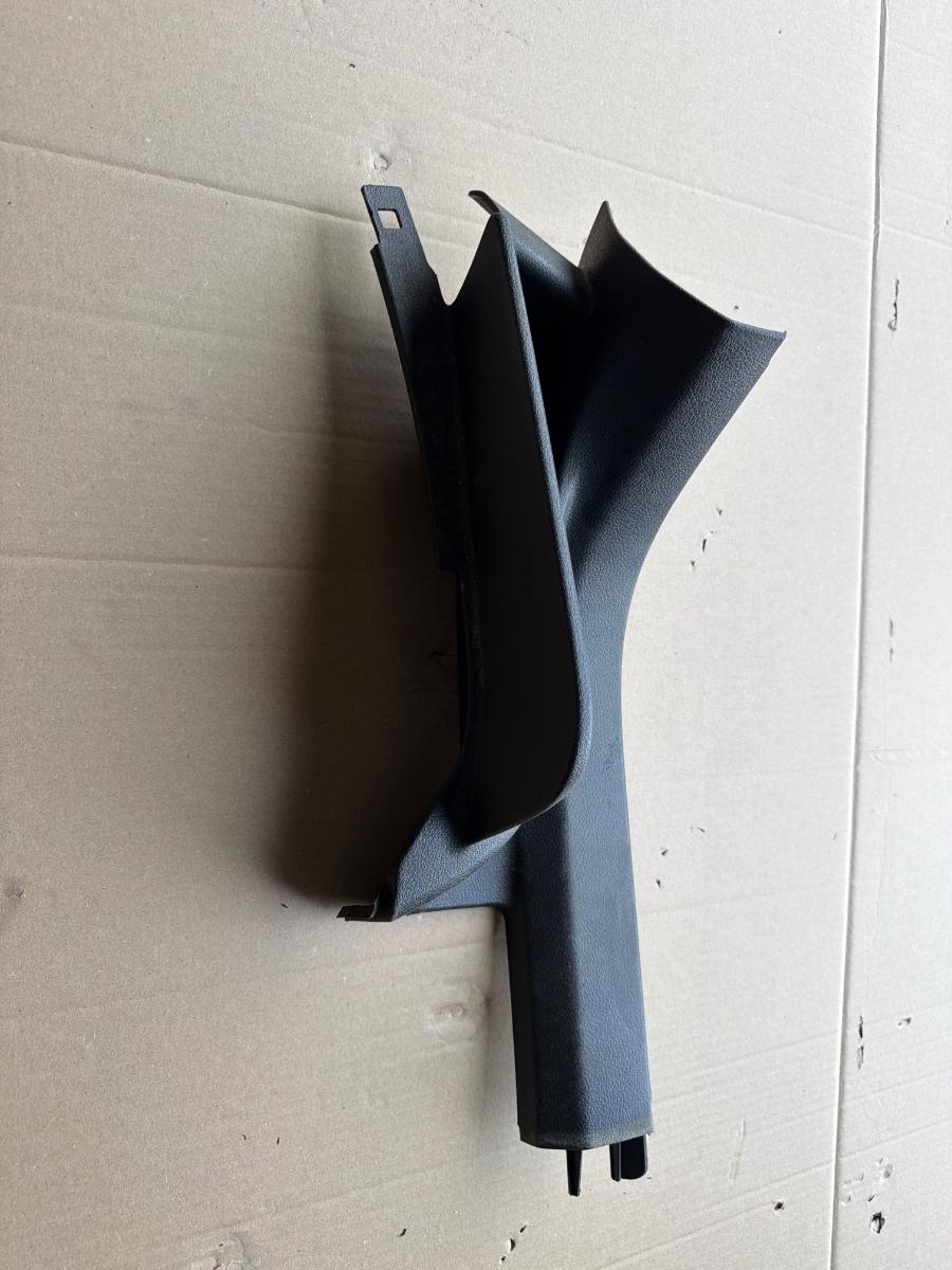Ornament inferior lateral bancheta spate stanga VOLKSWAGEN TIGUAN 5N_ 2007 -> 2.0 TDI CBAB, CFFB 5N0868269