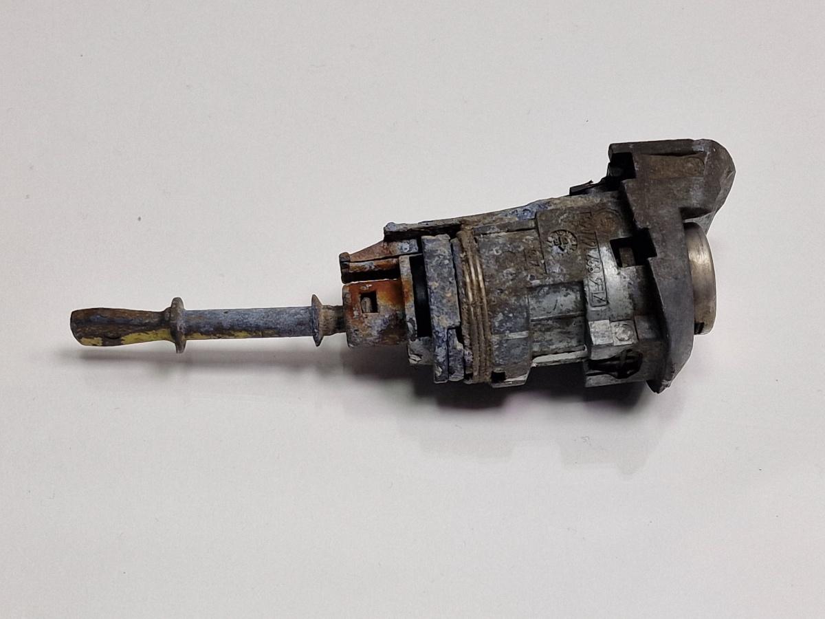 Butuc usa stanga fata VOLKSWAGEN TOUAREG 7LA, 7L6, 7L7 2002 - 2013 2.5 R5 TDI BAC, BPE 7L6837167
