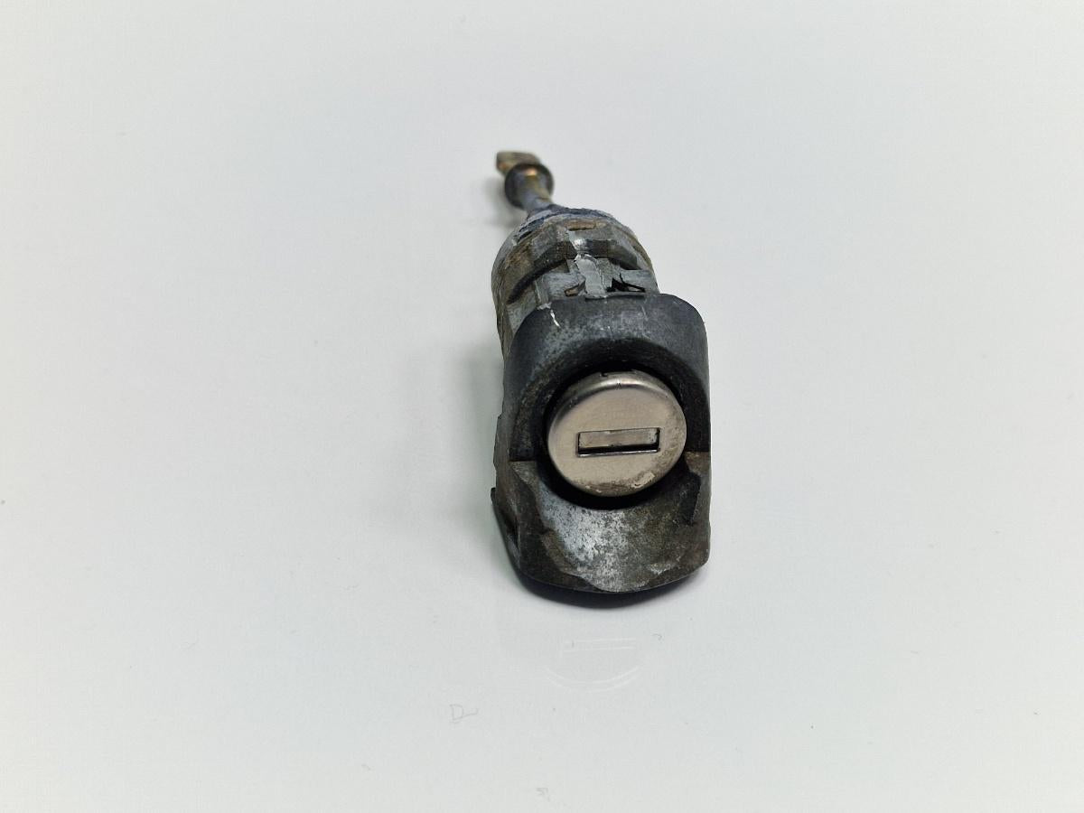 Butuc usa stanga fata VOLKSWAGEN TOUAREG 7LA, 7L6, 7L7 2002 - 2013 2.5 R5 TDI BAC, BPE 7L6837167