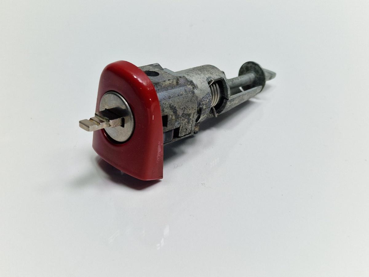 Butuc cu lama de cheie usa stanga fata SKODA OCTAVIA II Combi 1Z5 2004 - 2013 rosu LF3K 1Z0837167D