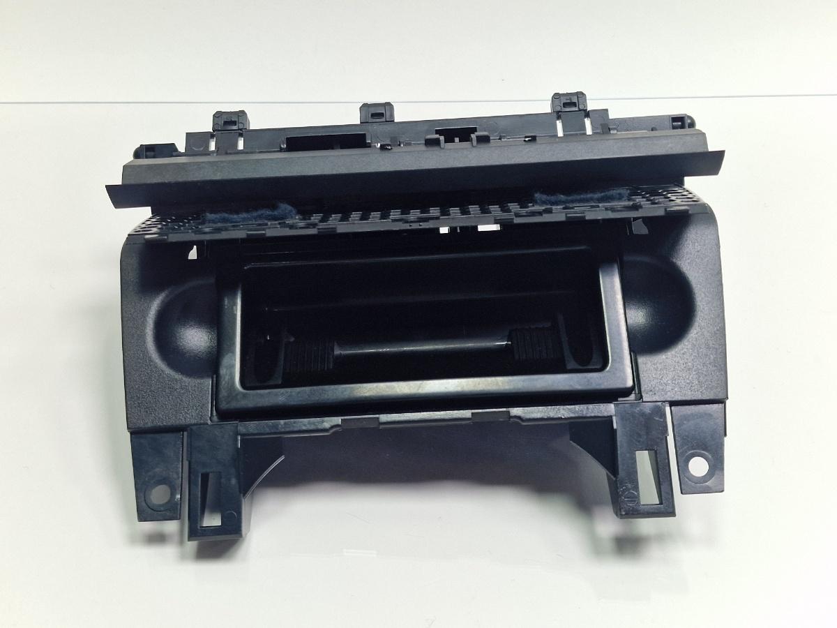 Scrumiera fata AUDI A4 III 8EC, B7 2004 - 2008 2.0 2.0 TDI BPW 8E0857951J
