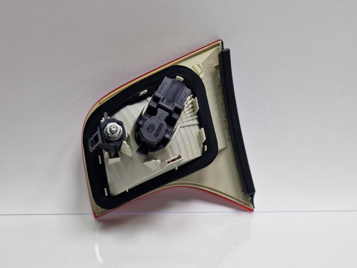 Stop de pe haion stanga AUDI A4 III 8EC, B7 2004 - 2008 2.0 TDI BPW HELLA 8E5945093A