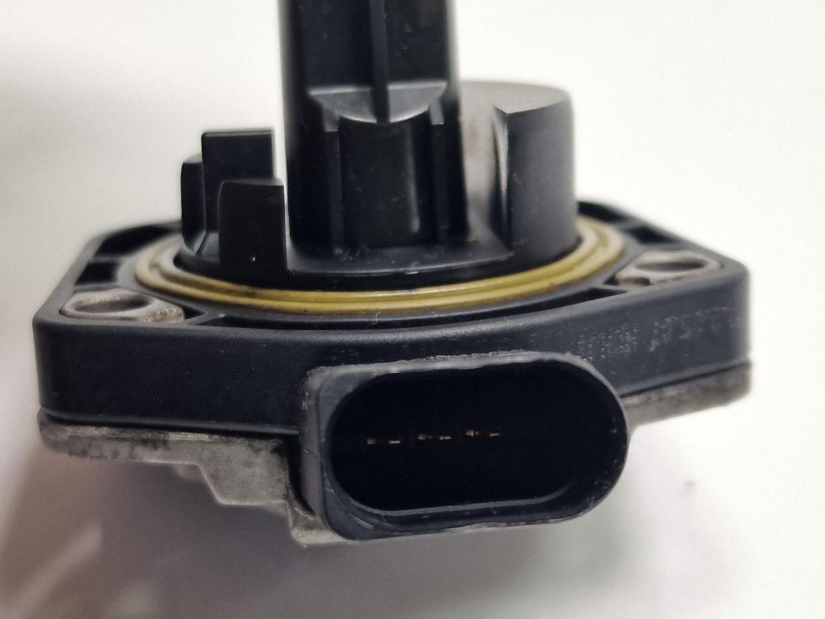 Senzor nivel ulei AUDI A4 III 8EC, B7 2004 - 2008 2.0 TDI BPW HELLA 6PR 008 079-05 06E907660