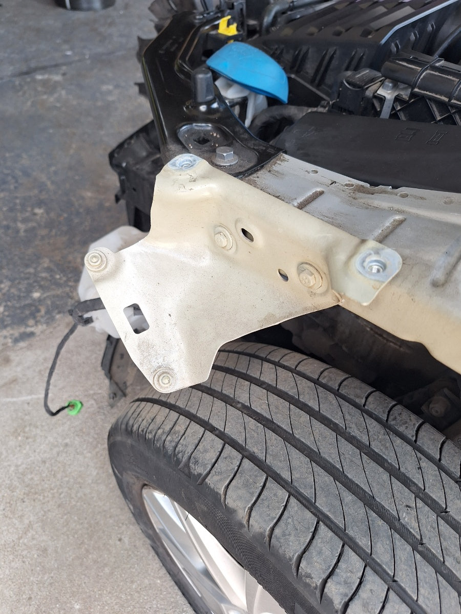 Suport de fixare aripa stanga SKODA KAMIQ [ 2018 -> ] 1.5 TSI ACT EVO DPCA 658821227A