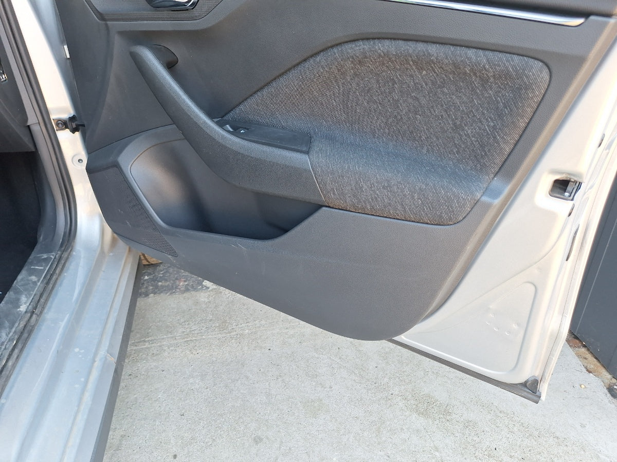 Tapiterie panou portiera fata dreapta SKODA KAMIQ [ 2018 -> ] cu defect - vezi poze