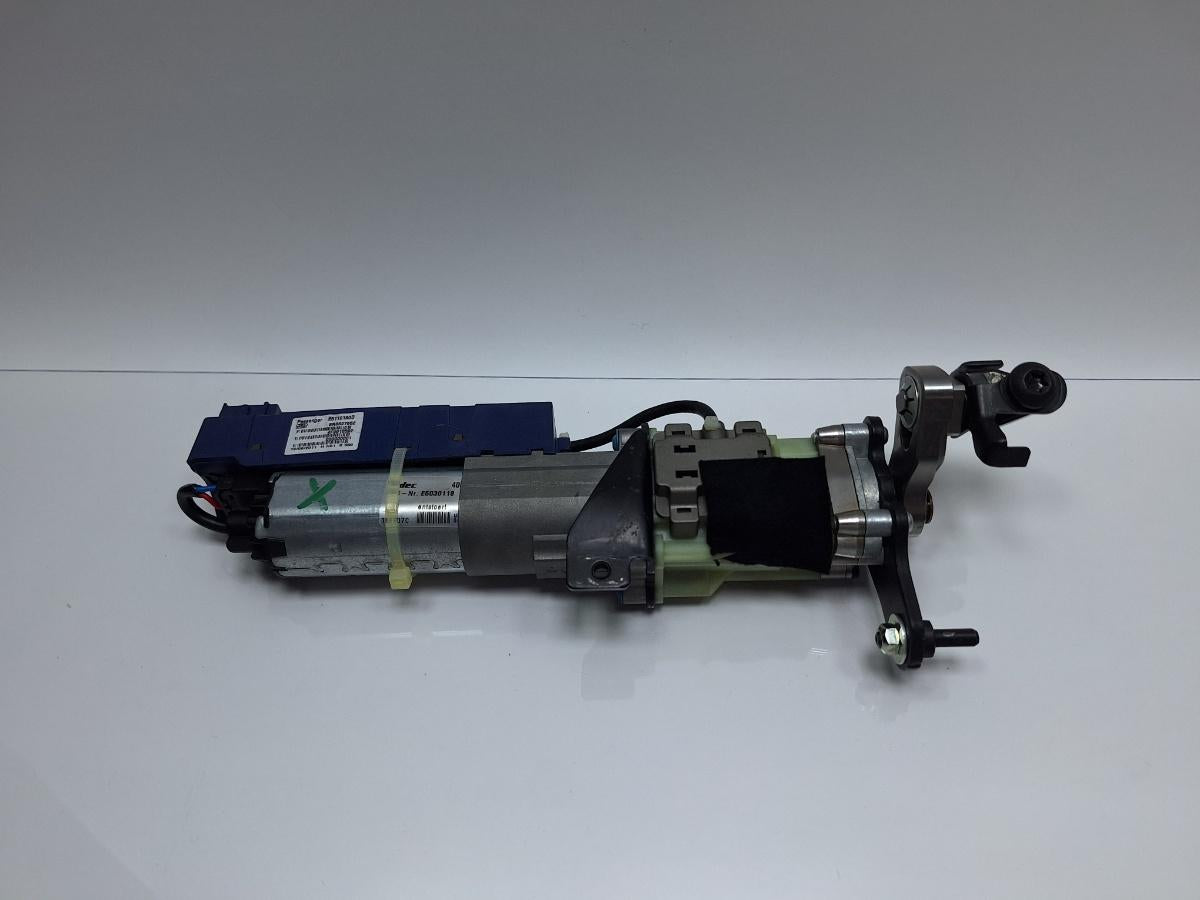 Motor ridicare hayon/portbagaj dreapta AUDI Q5 8RB 2008 -> 2.0 TDI quattro CAHA, CGLB, CMGA 8R0827852