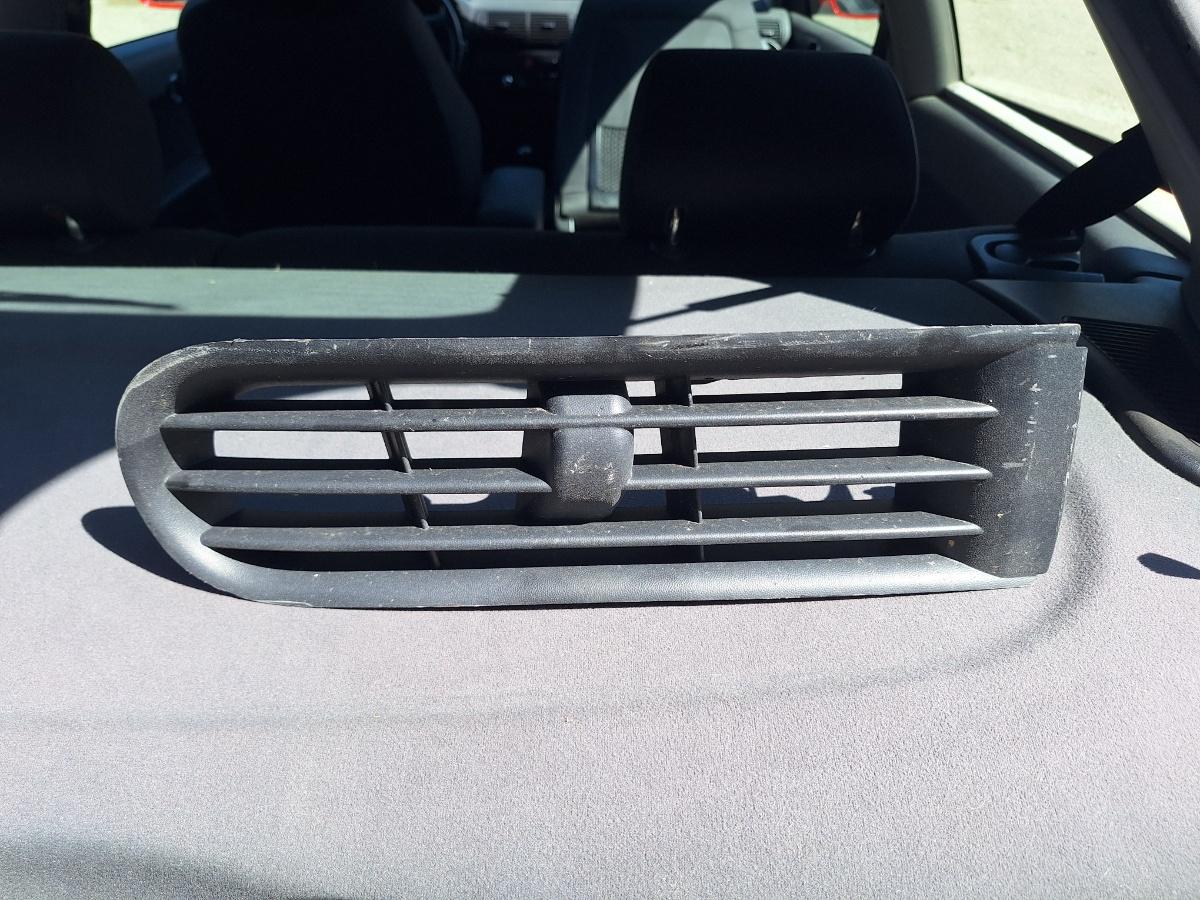 Grila inferioara bara de protectie fata dreapta AUDI A3 8L1 2002 - 2006 1.9 TDI ASZ 8L0807490