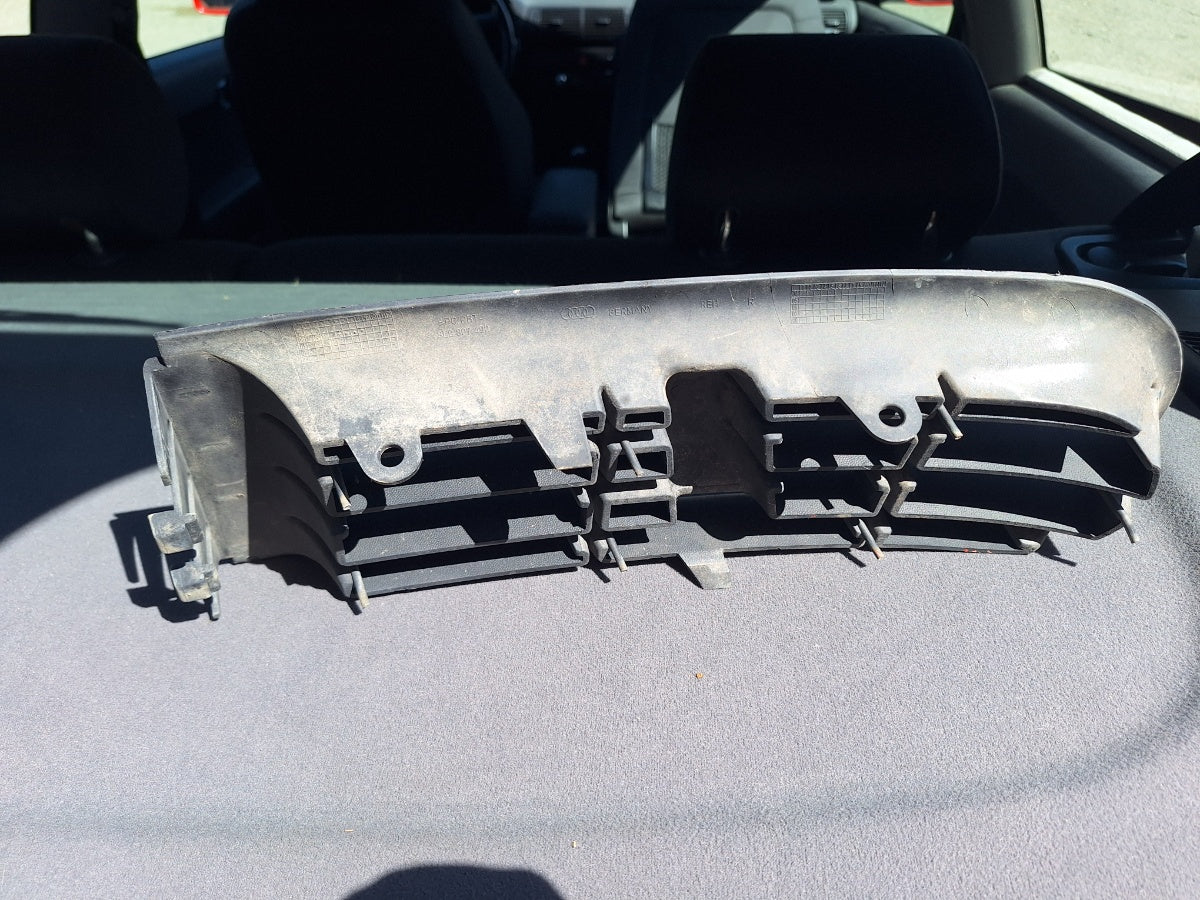 Grila inferioara bara de protectie fata dreapta AUDI A3 8L1 2002 - 2006 1.9 TDI ASZ 8L0807490