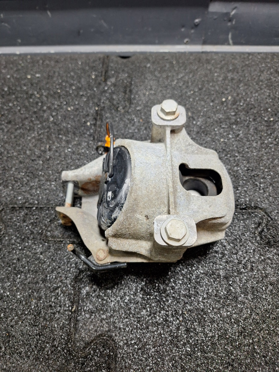 Suport tampon motor stanga AUDI Q5 8RB 2008 -> 2.0 TDI quattro CAHA, CGLB, CMGA 8R0199381