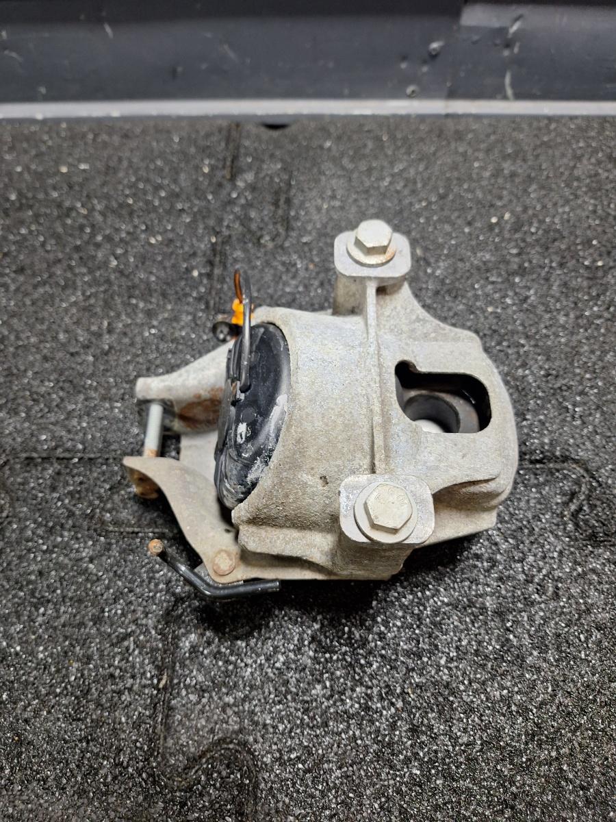 Suport tampon motor stanga AUDI Q5 8RB 2008 -> 2.0 TDI quattro CAHA, CGLB, CMGA 8R0199381