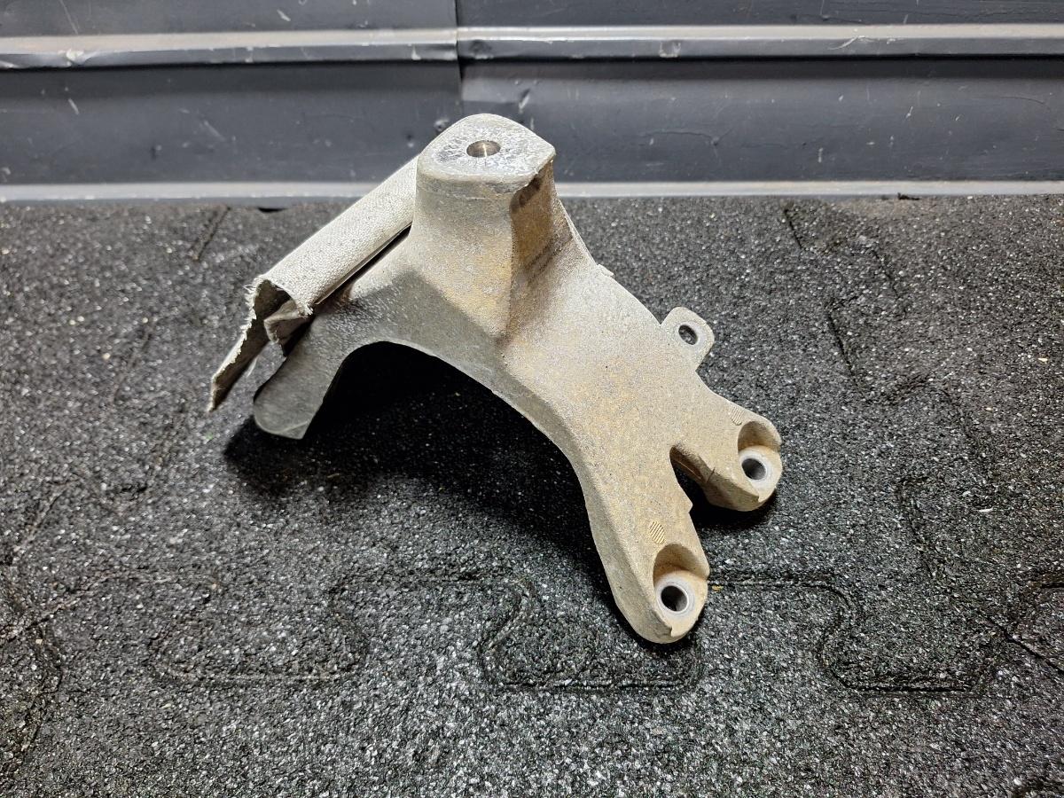 Suport tampon motor dreapta AUDI Q5 8RB 2008 -> 2.0 TDI quattro CAHA, CGLB, CMGA 8K0199308BE