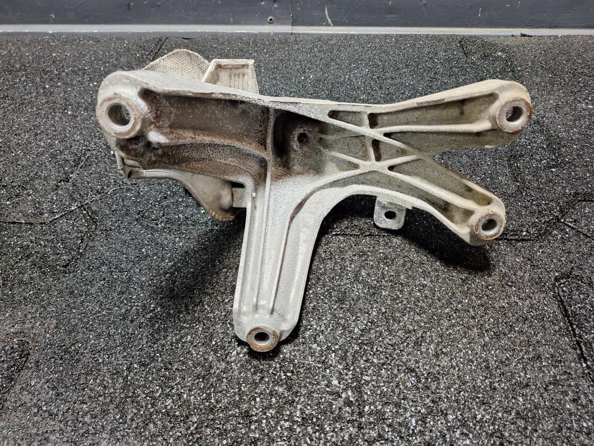 Suport tampon motor dreapta AUDI Q5 8RB 2008 -> 2.0 TDI quattro CAHA, CGLB, CMGA 8K0199308BE