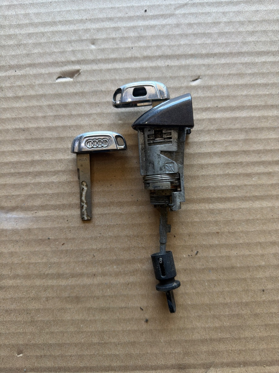 Butuc portiera incuietoare cu chei AUDI A4 IV Avant 8K5, B8 2007 - 2015 2.0 TDI CAGA, CJCA, CMEA, CMFA 8T1837167