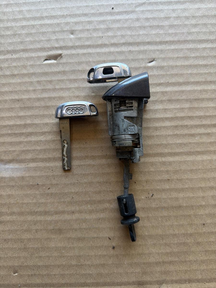 Butuc portiera incuietoare cu chei AUDI A4 IV Avant 8K5, B8 2007 - 2015 2.0 TDI CAGA, CJCA, CMEA, CMFA 8T1837167