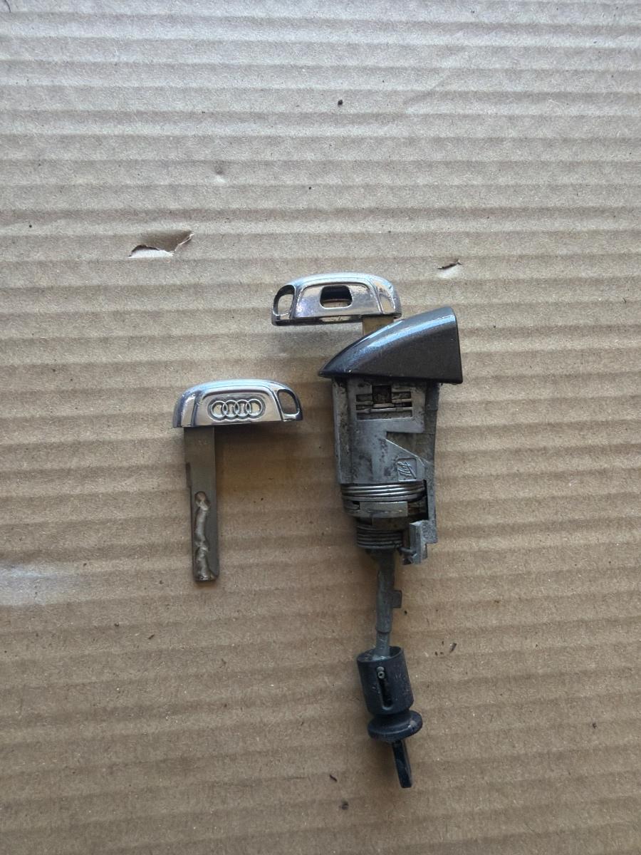 Butuc portiera incuietoare cu chei AUDI A4 IV Avant 8K5, B8 2007 - 2015 2.0 TDI CAGA, CJCA, CMEA, CMFA 8T1837167