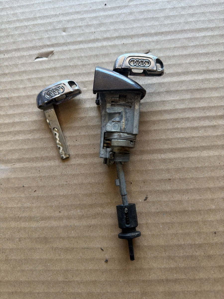 Butuc portiera incuietoare cu chei AUDI A4 IV Avant 8K5, B8 2007 - 2015 2.0 TDI CAGA, CJCA, CMEA, CMFA 8T1837167