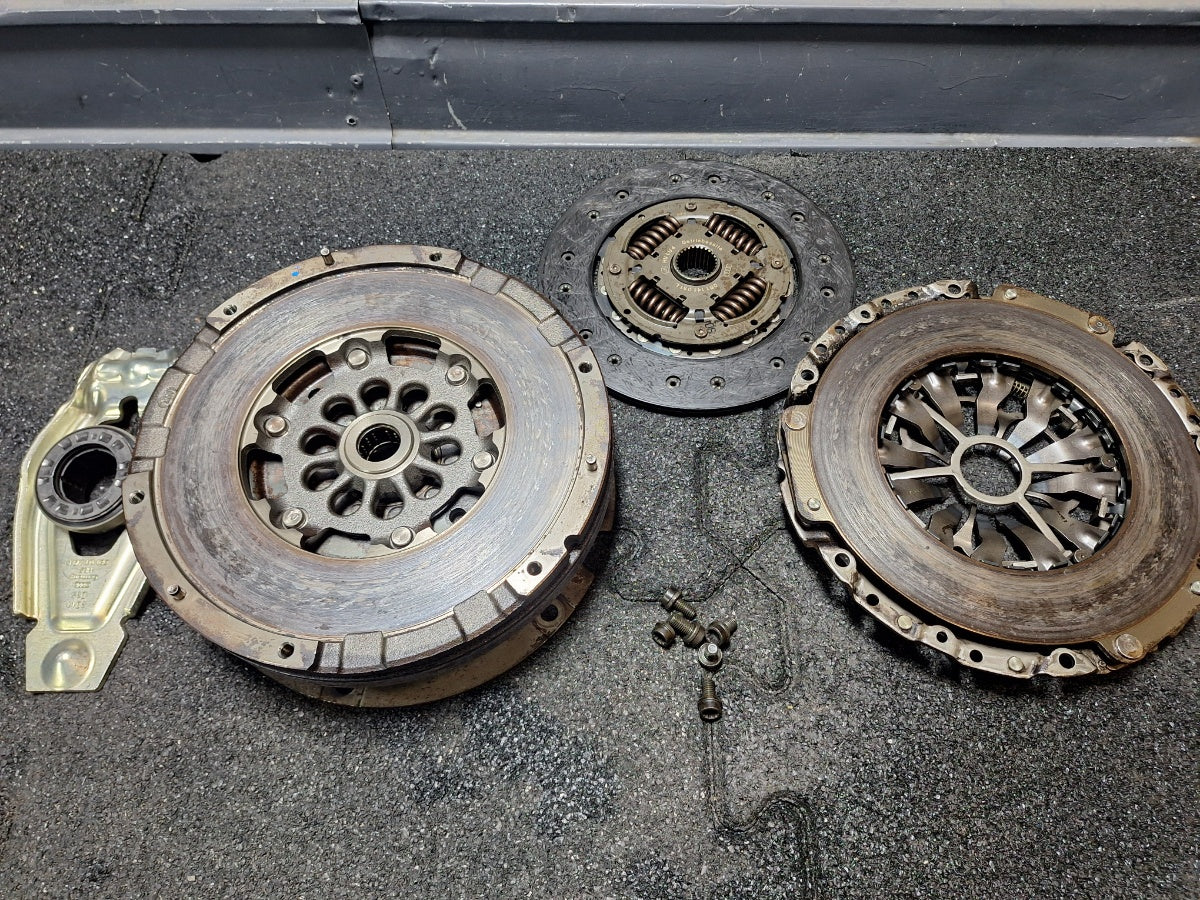 Kit ambreiaj AUDI Q5 8RB 2011 - 2015 2.0 TDI quattro CGLC , CGLB , CGL LUK 0B1105266AK