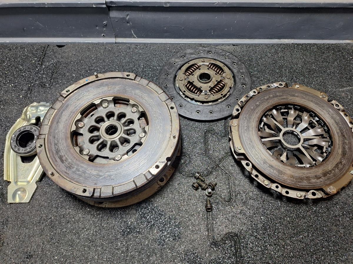 Kit ambreiaj AUDI Q5 8RB 2011 - 2015 2.0 TDI quattro CGLC , CGLB , CGL LUK 0B1105266AK