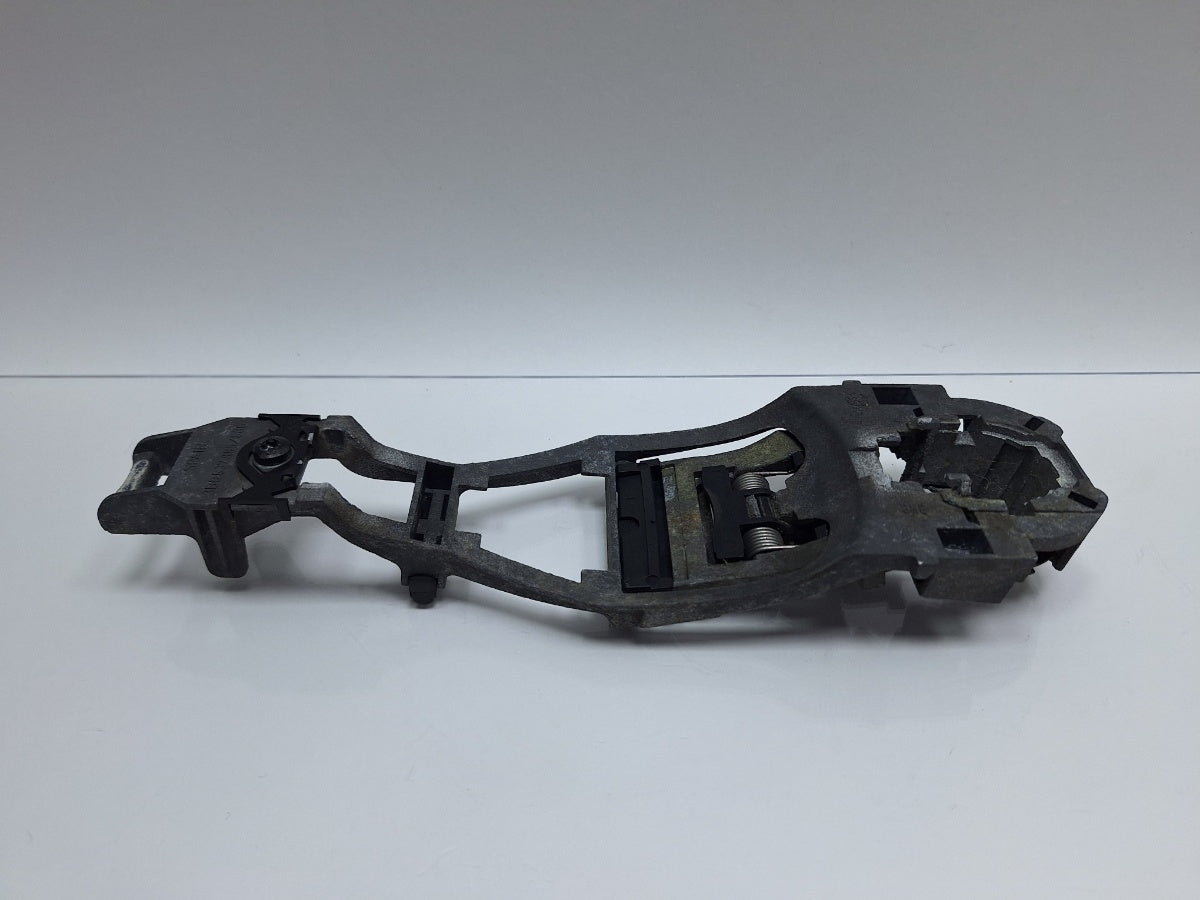 Suport maner exterior usa stanga VOLKSWAGEN POLO 9N_ 2001 - 2012 1.4 TDI AMF, BAY 3B0837885