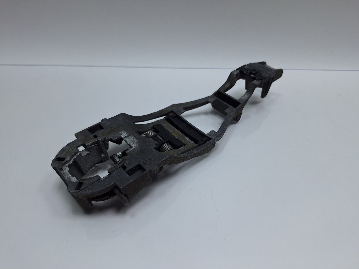 Suport maner exterior usa stanga VOLKSWAGEN POLO 9N_ 2001 - 2012 1.4 TDI AMF, BAY 3B0837885